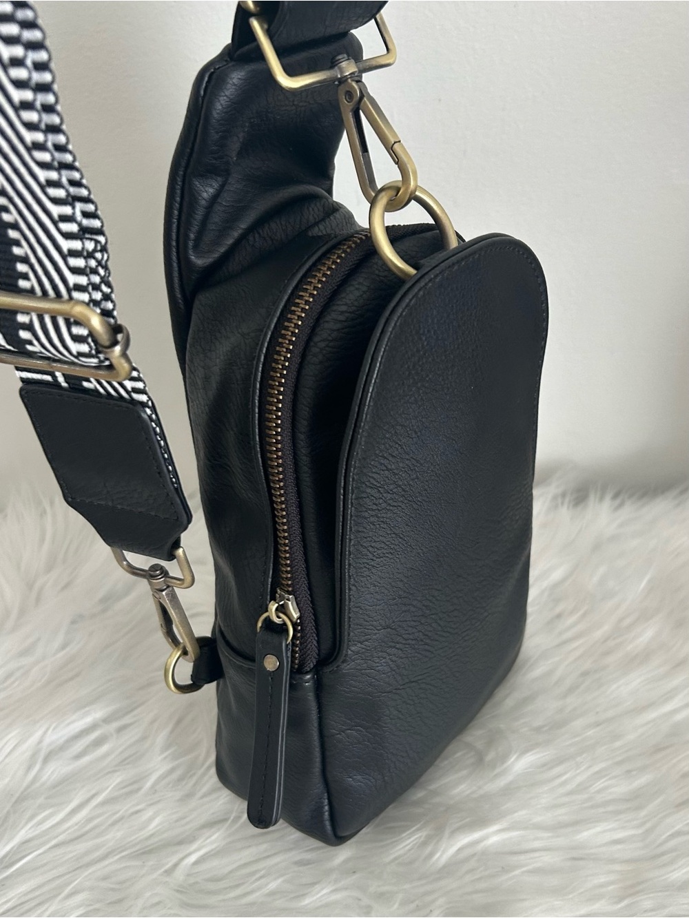 Urban Originals Black Vegan Leather Sling Backpack Crossbody Bag Guitar Strap - Picture 4 of 13